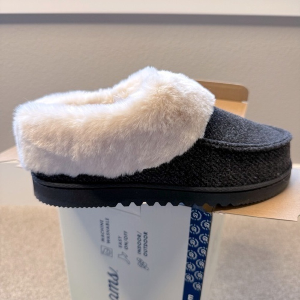 NIB Dearfoams women’s memory foam indoor/ outdoor cozy slippers
